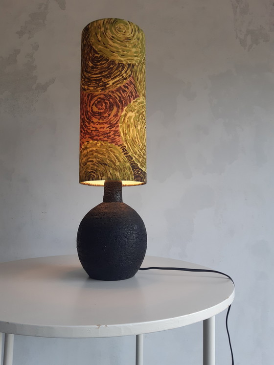 Image 1 of Vintage brutalist zwarte lampvoet van chamotte klei met nieuwe handgemaakte lampenkap van originele vintage stof