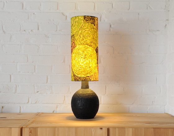Image 1 of Vintage brutalist zwarte lampvoet van chamotte klei met nieuwe handgemaakte lampenkap van originele vintage stof