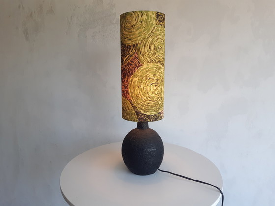 Image 1 of Vintage brutalist zwarte lampvoet van chamotte klei met nieuwe handgemaakte lampenkap van originele vintage stof