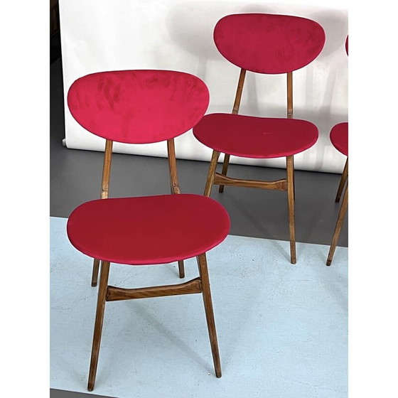 Image 1 of Set van 4 rood fluwelen en houten eetkamerstoelen uit de Mid Century, Italië 1950