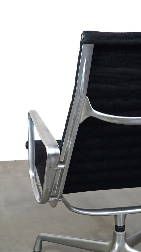 Image 1 of Design Vitra Draaifauteuil Model Ea 116 In Zwarte Stof