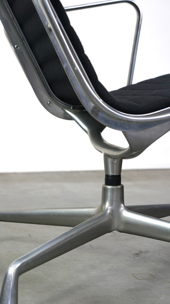 Image 1 of Design Vitra Draaifauteuil Model Ea 116 In Zwarte Stof