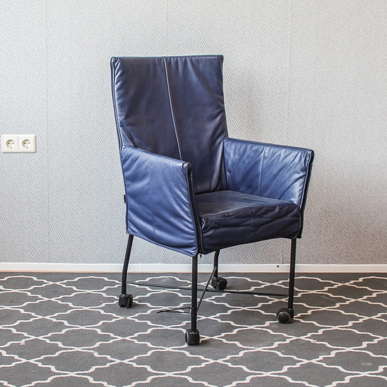 Image 1 of Montis Chaplin stoelen blauw leder + verrijdbaar onderstel (14 beschikbaar prijs/st.)