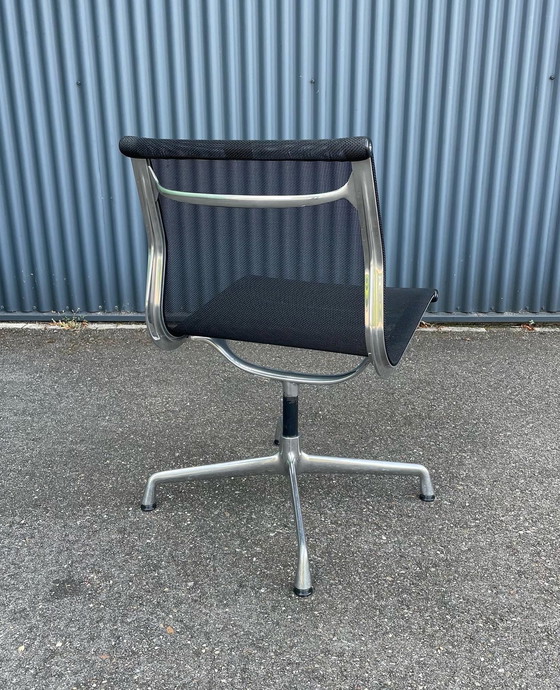 Image 1 of 4x Vitra EA106 Netweave stoel