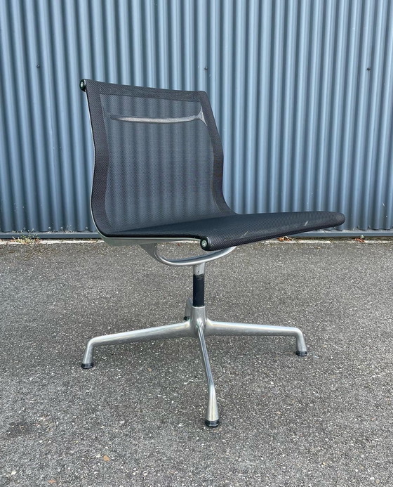 Image 1 of 4x Vitra EA106 Netweave stoel