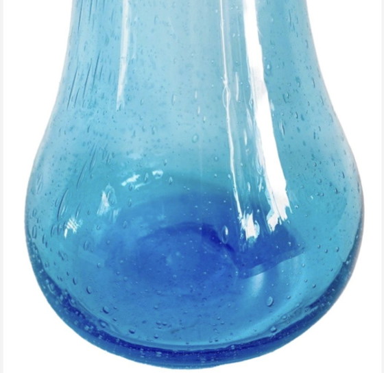 Image 1 of Vintage hoge handgeblazen glazen vaas blauw bubbels