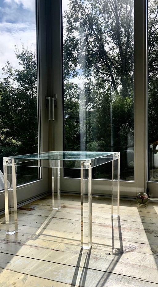 Lucite (Plexiglas) Bijzettafel Met Glazen Plaat