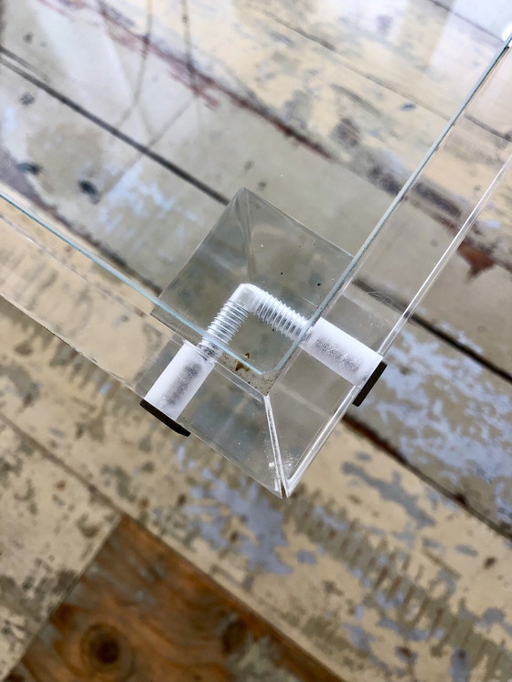 Image 1 of Lucite (Plexiglas) Bijzettafel Met Glazen Plaat