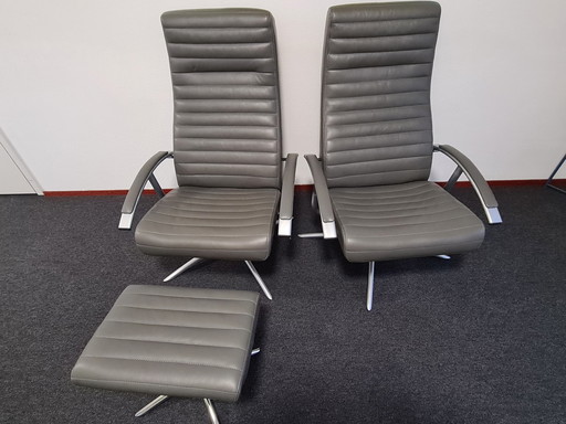 2x Lederen draaifauteuils met 1x hocker