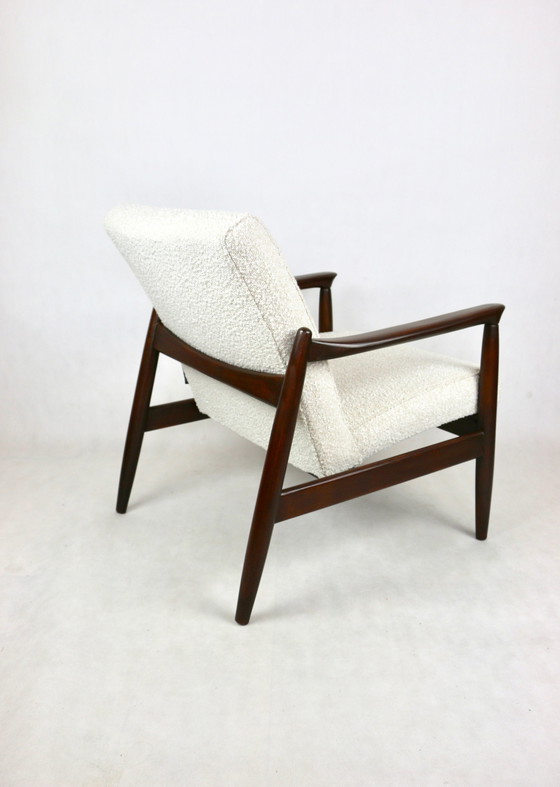 Image 1 of Bruine Gfm-64 Fauteuil In Wit Ivoor Bouclé Toegeschreven aan Edmund Homa, 1970S - Set van 2 Fauteuils