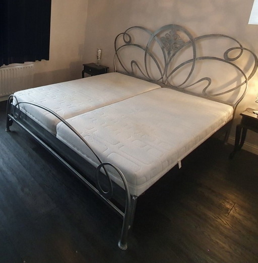 Hand Gesmeed Bed