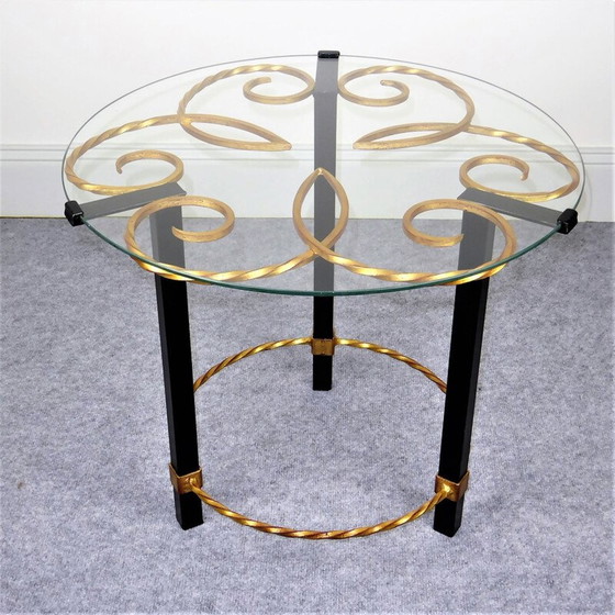 Image 1 of Zwart en goud metalen kolomtafel met vintage glazen blad, 1950