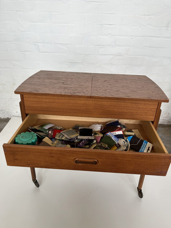 Image 1 of Vintage naaikastje