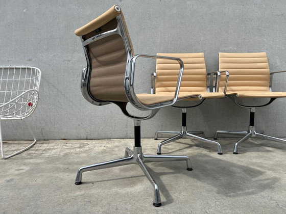 Image 1 of 3X Vitra Eames Ea104 Lederen Stoelen