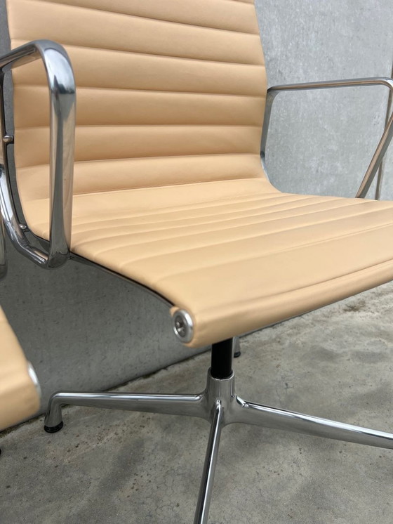 Image 1 of 3X Vitra Eames Ea104 Lederen Stoelen