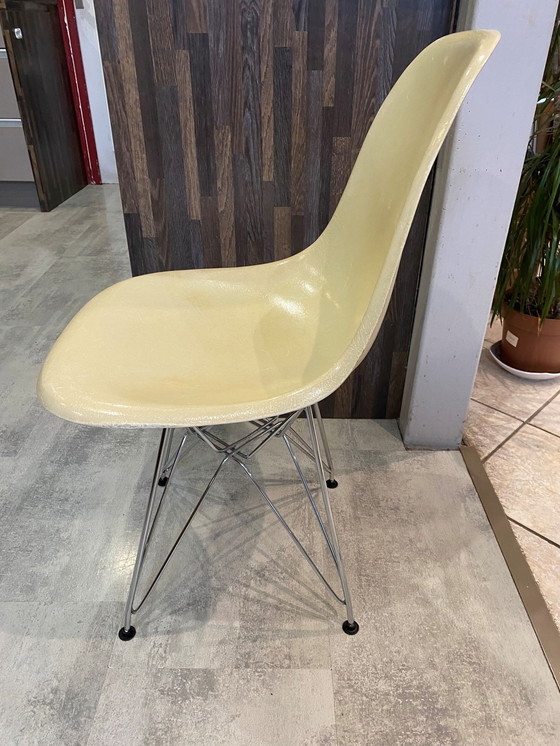 Image 1 of DSR Gebroken witte perkament stoel Eames Herman Miller Vintage