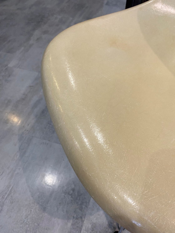 Image 1 of DSR Gebroken witte perkament stoel Eames Herman Miller Vintage