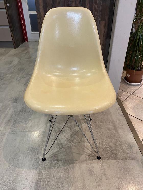 Image 1 of DSR Gebroken witte perkament stoel Eames Herman Miller Vintage