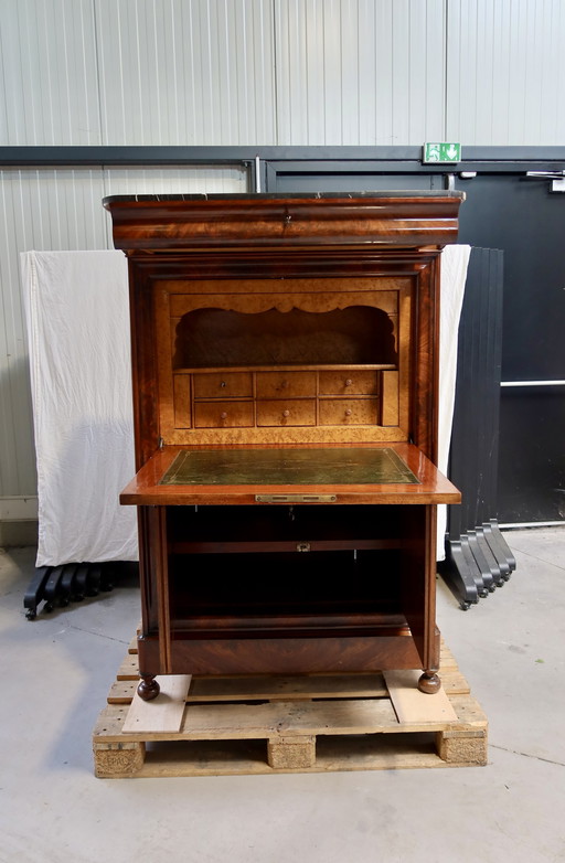 Vintage bureau op voet met zwart marmeren blad