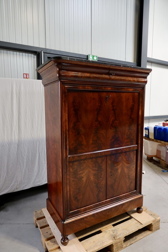 Image 1 of Vintage bureau op voet met zwart marmeren blad