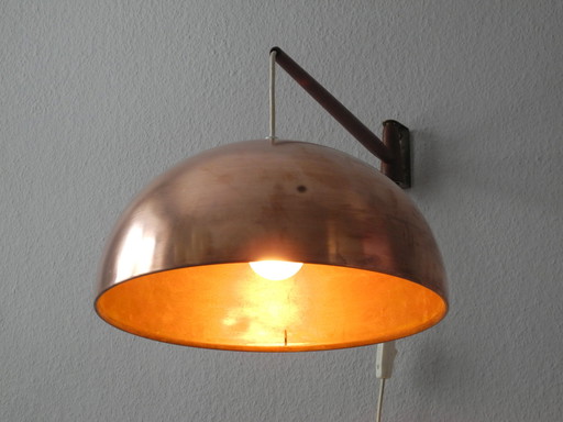 60s draaibare wandlamp met koperen kap, teak en messing draaibare ophanging