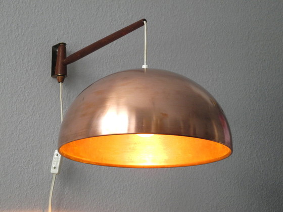 Image 1 of 60s draaibare wandlamp met koperen kap, teak en messing draaibare ophanging