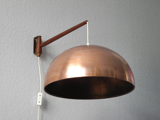 Image 1 of 60s draaibare wandlamp met koperen kap, teak en messing draaibare ophanging