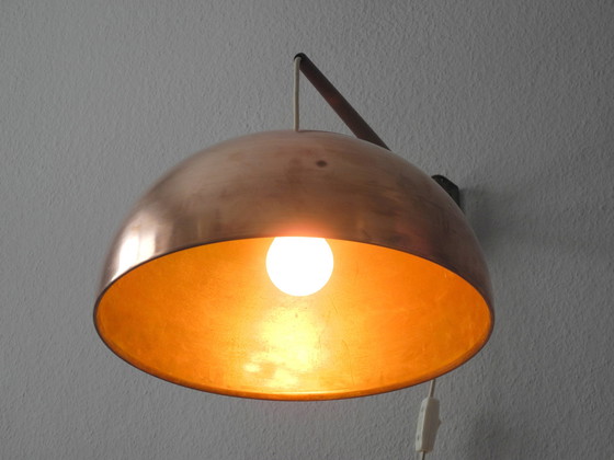 Image 1 of 60s draaibare wandlamp met koperen kap, teak en messing draaibare ophanging