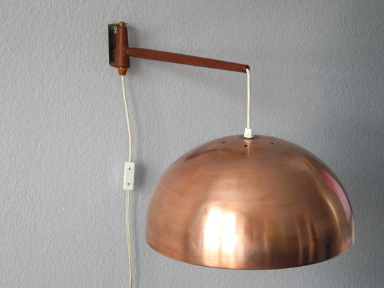 Image 1 of 60s draaibare wandlamp met koperen kap, teak en messing draaibare ophanging