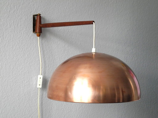 60s draaibare wandlamp met koperen kap, teak en messing draaibare ophanging