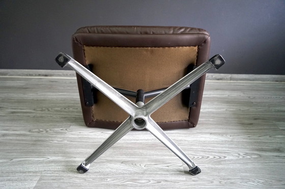 Image 1 of Vintage leren fauteuil met poef, set van 2