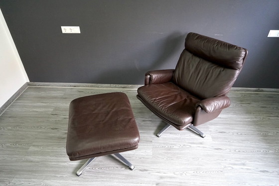 Image 1 of Vintage leren fauteuil met poef, set van 2