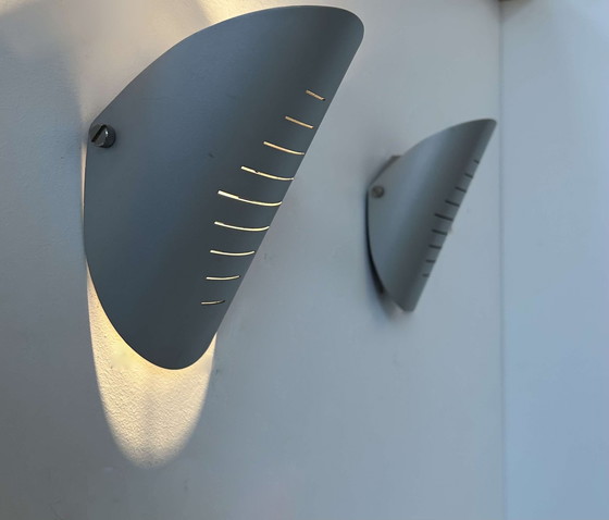 Image 1 of Paar vintage oriëntabele wandlampen, gestreept gebogen metaal, Frankrijk 1980