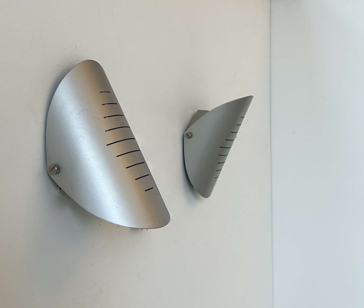 Paar vintage oriëntabele wandlampen, gestreept gebogen metaal, Frankrijk 1980