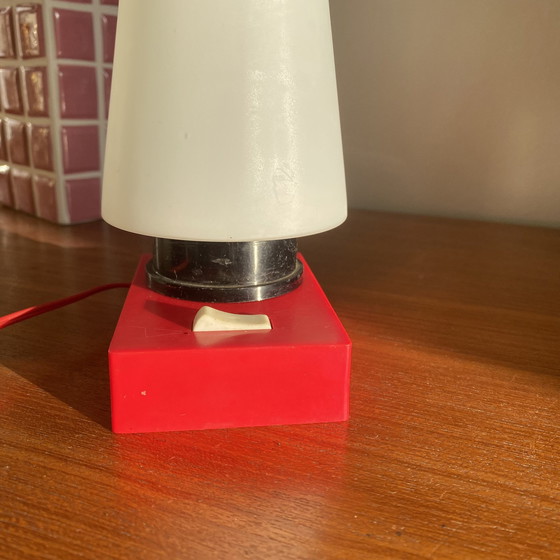 Image 1 of Klein vintage tafellampje in rood plastic en antiek wit opaline glazen tulp
