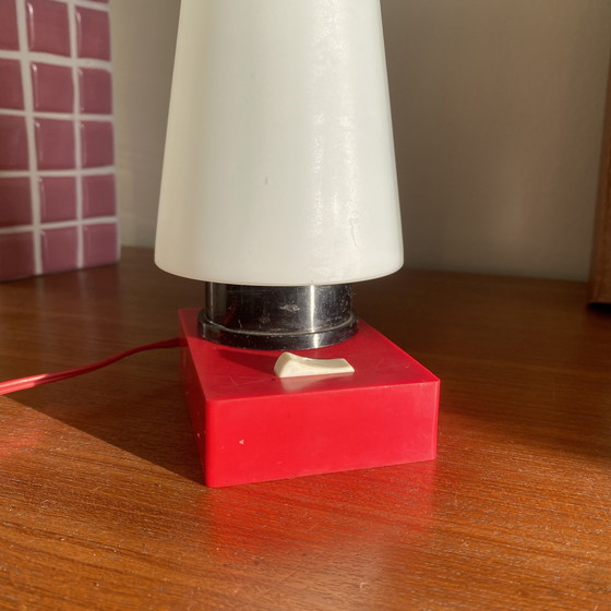 Image 1 of Klein vintage tafellampje in rood plastic en antiek wit opaline glazen tulp