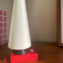 Klein vintage tafellampje in rood plastic en antiek wit opaline glazen tulp