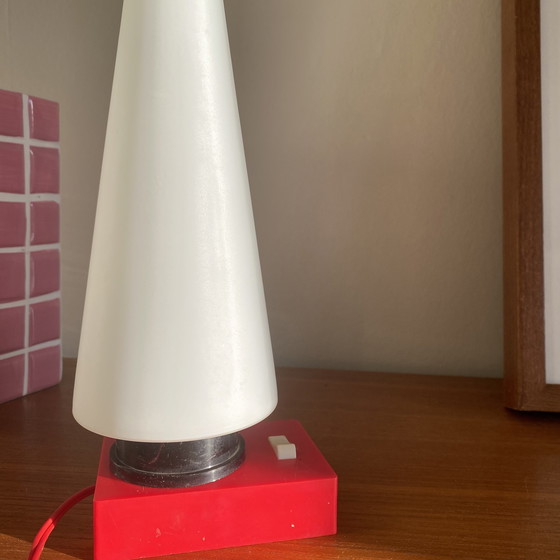 Image 1 of Klein vintage tafellampje in rood plastic en antiek wit opaline glazen tulp