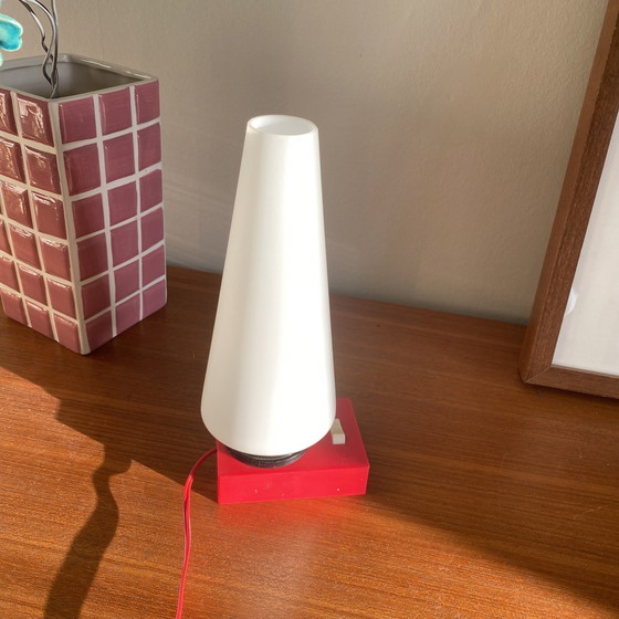 Image 1 of Klein vintage tafellampje in rood plastic en antiek wit opaline glazen tulp