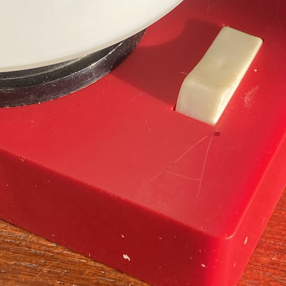Image 1 of Klein vintage tafellampje in rood plastic en antiek wit opaline glazen tulp