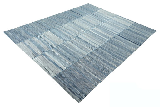 Handgeweven design kelim Fars 295 x 242 cm - Tijdloze elegantie in blauw