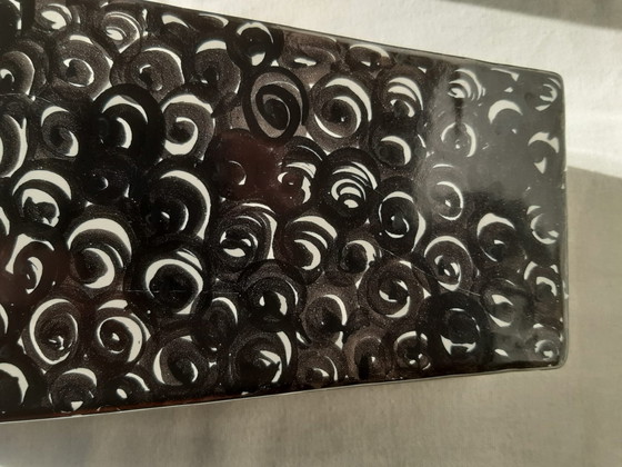 Image 1 of Een Stel Zwart-Wit Gedecoreerde 38,5 Cm Hoge Keramische Vazen Met Trapeziumvormige Zijvlakken. 