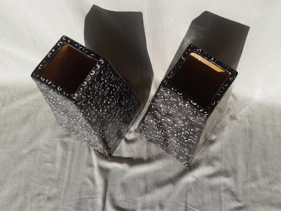 Image 1 of Een Stel Zwart-Wit Gedecoreerde 38,5 Cm Hoge Keramische Vazen Met Trapeziumvormige Zijvlakken. 