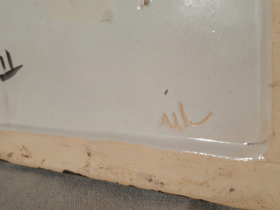 Image 1 of Een Stel Zwart-Wit Gedecoreerde 38,5 Cm Hoge Keramische Vazen Met Trapeziumvormige Zijvlakken. 