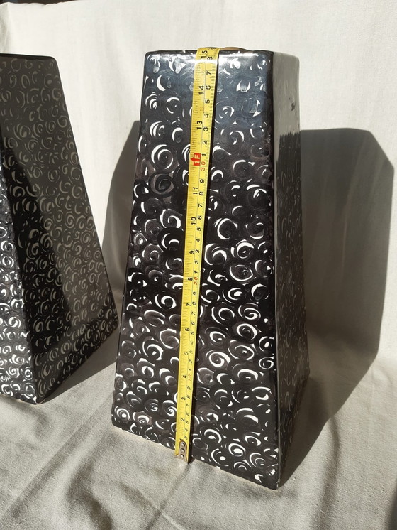 Image 1 of Een Stel Zwart-Wit Gedecoreerde 38,5 Cm Hoge Keramische Vazen Met Trapeziumvormige Zijvlakken. 