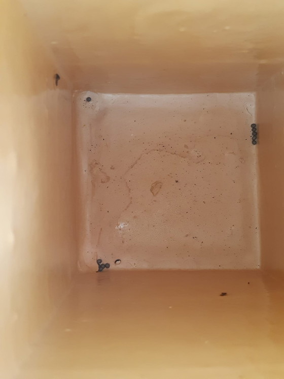 Image 1 of Een Stel Zwart-Wit Gedecoreerde 38,5 Cm Hoge Keramische Vazen Met Trapeziumvormige Zijvlakken. 