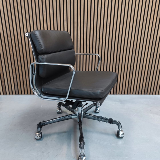 Image 1 of Vitra Eames EA 217