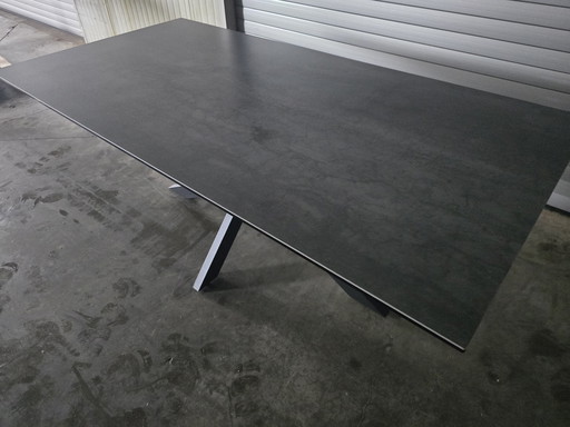 Keramische Tafel Grey Stone Met Spideronderstel