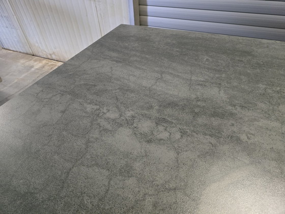 Image 1 of Keramische Tafel Grey Stone Met Spideronderstel