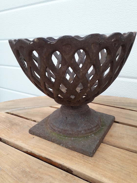 Image 1 of 2 Brocante gietijzeren tuinvazen 17 cm hoog